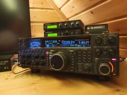FT-2000 rechts